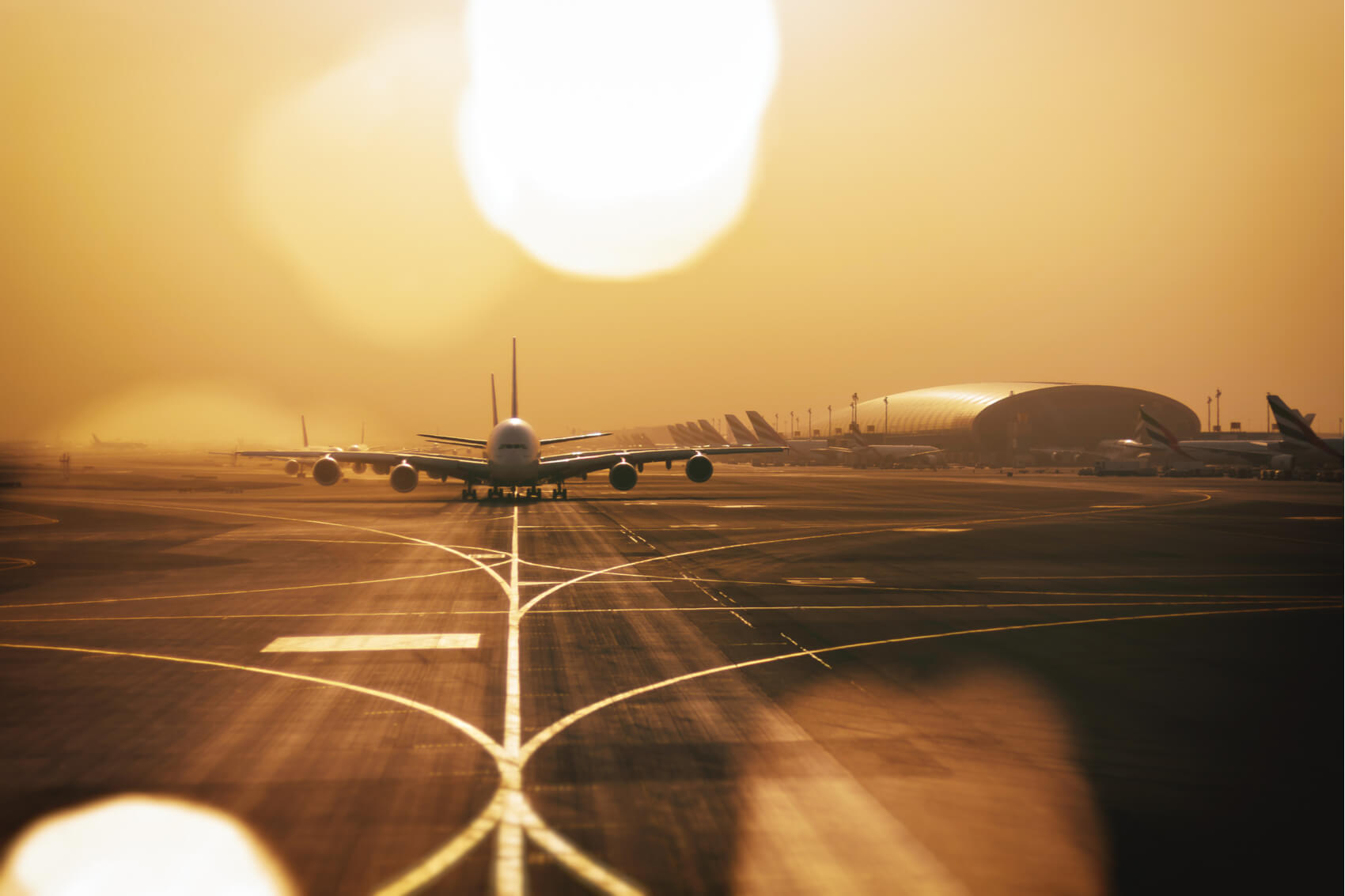 a380_superjumbos_queue_in_dubai_airport-1.jpg