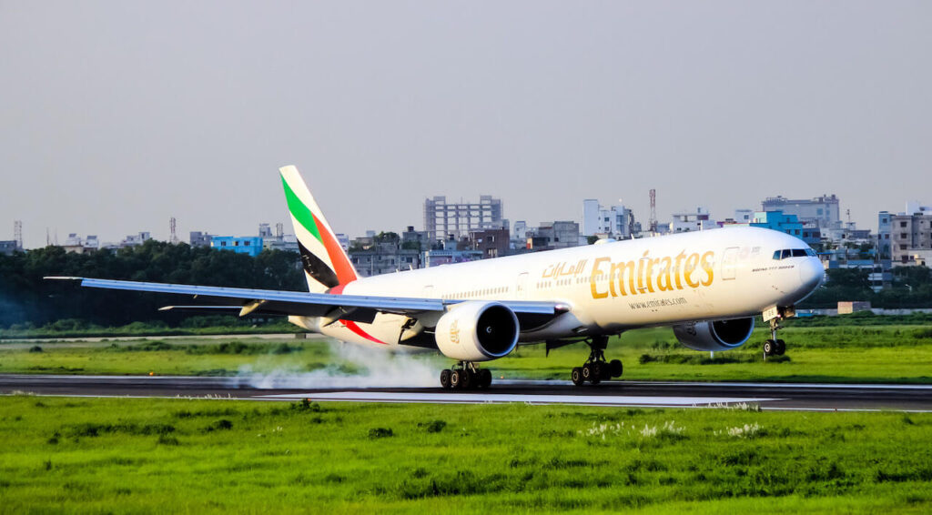 a6-egs_emirates_boeing_777-31her.jpeg