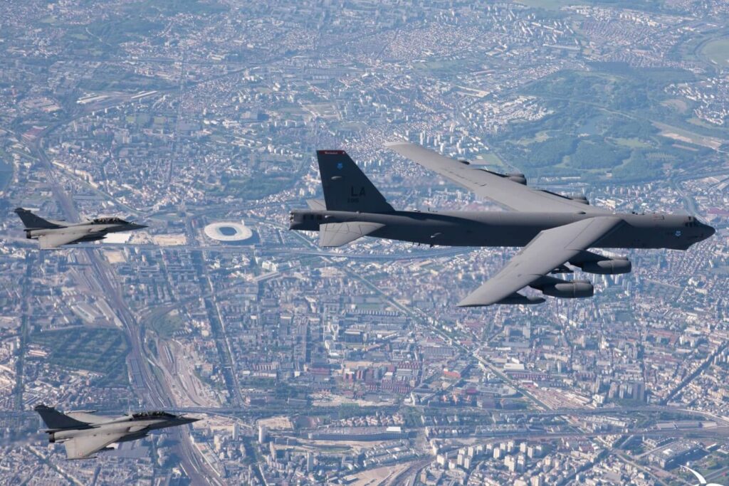 a_b-52h_flying_above_paris_escorted_by_two_rafales.jpg