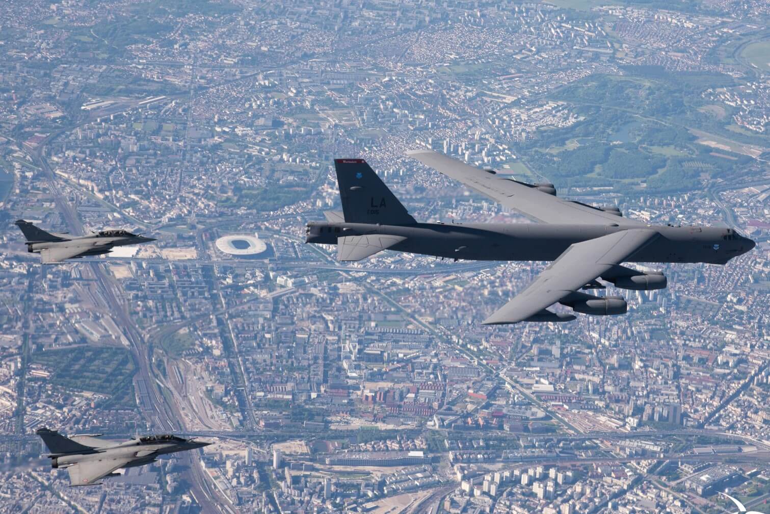 a_b-52h_flying_above_paris_escorted_by_two_rafales.jpg