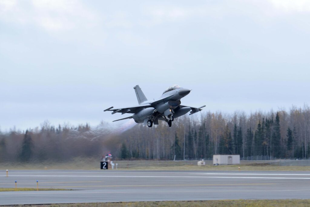 a_rokaf_kf-16_fighter_takes_off.jpg