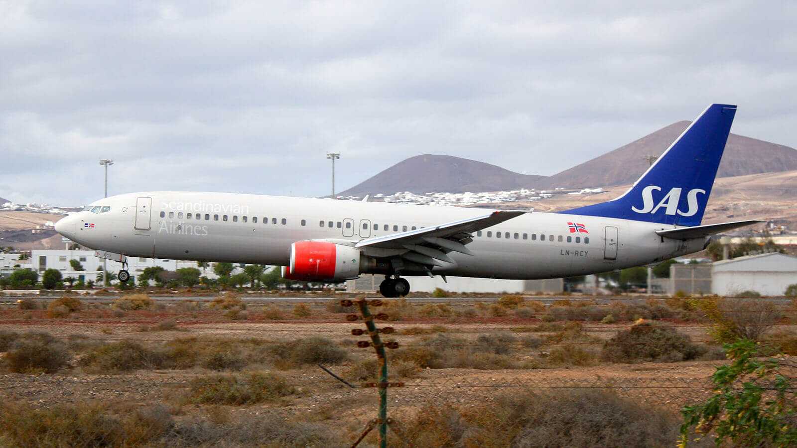a_scandinavian_airlines_boeing_737-800_1.jpg