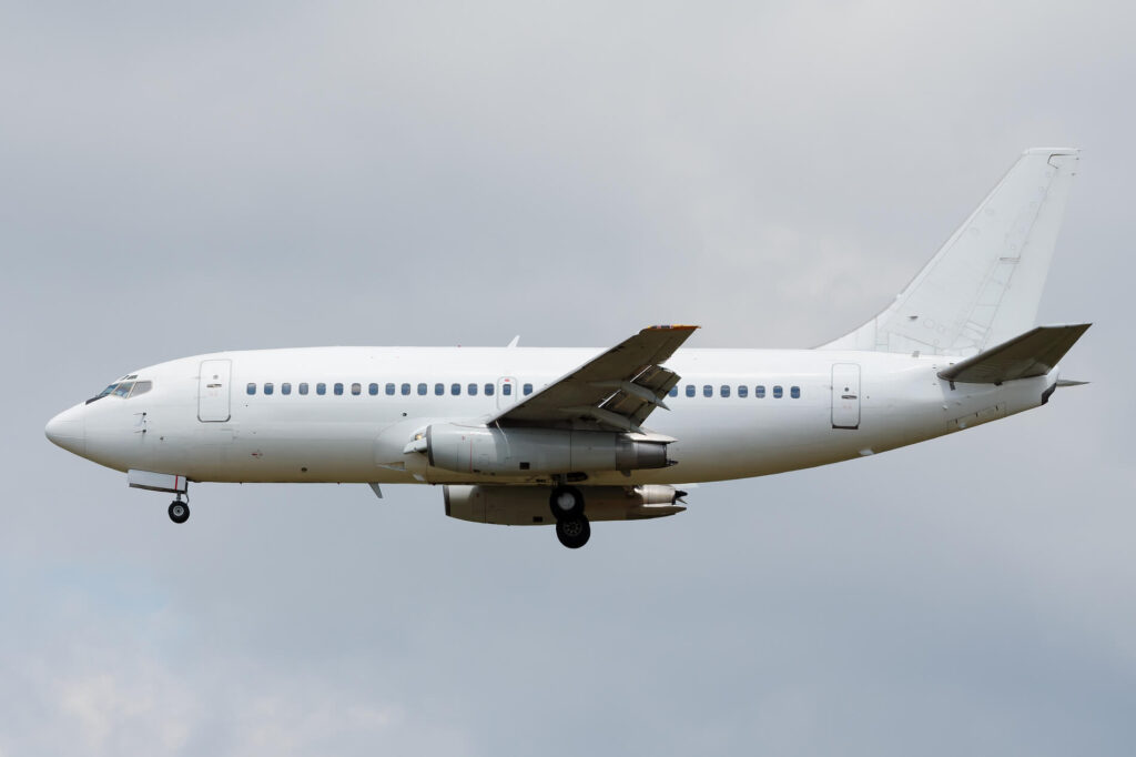 a_white-tail_boeing_737-200_on_approach.jpg