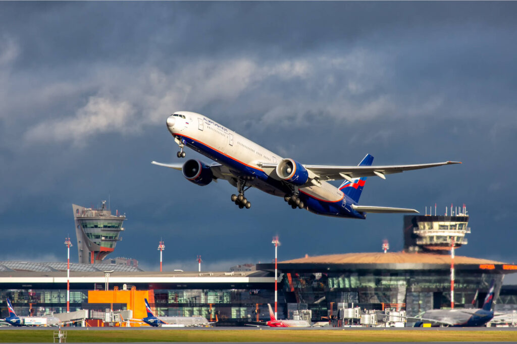 aeroflot_boeing_777_taking_off.jpg