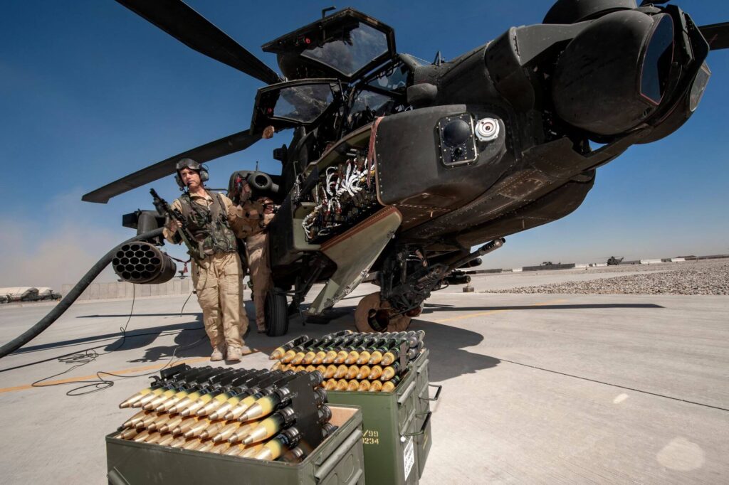 ah-64_rearming_and_refueling.jpg