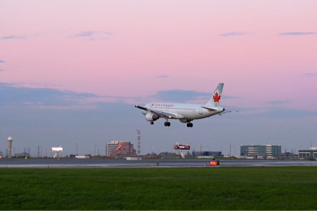 air_canada_airbus_a320_passenger_plane_landing.jpg