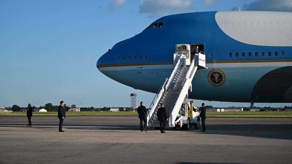 air_force_one_arriving_at_raf_mildenhall_for_the_g7_summit-1.jpg