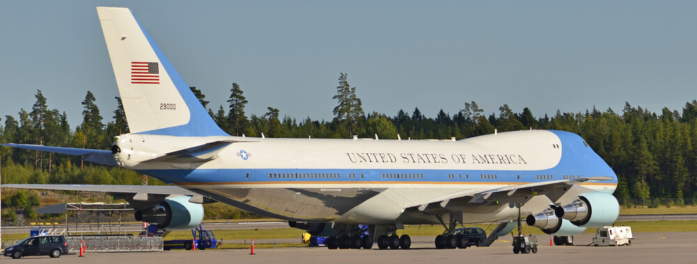 air_force_one_vc-25a_at_stockholm_arlanda_airport_in_sweden.jpg