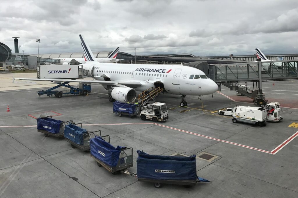 air_france_a319_paris_charles_de_gaulle_airport.jpg