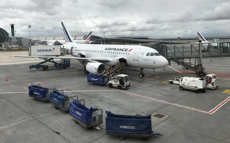 air_france_a319_paris_charles_de_gaulle_airport.jpg