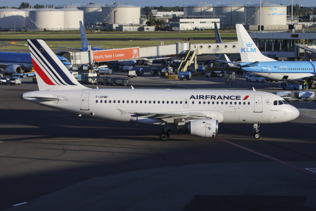 air_france_airbus_a319_at_schipol_international_airport.jpg