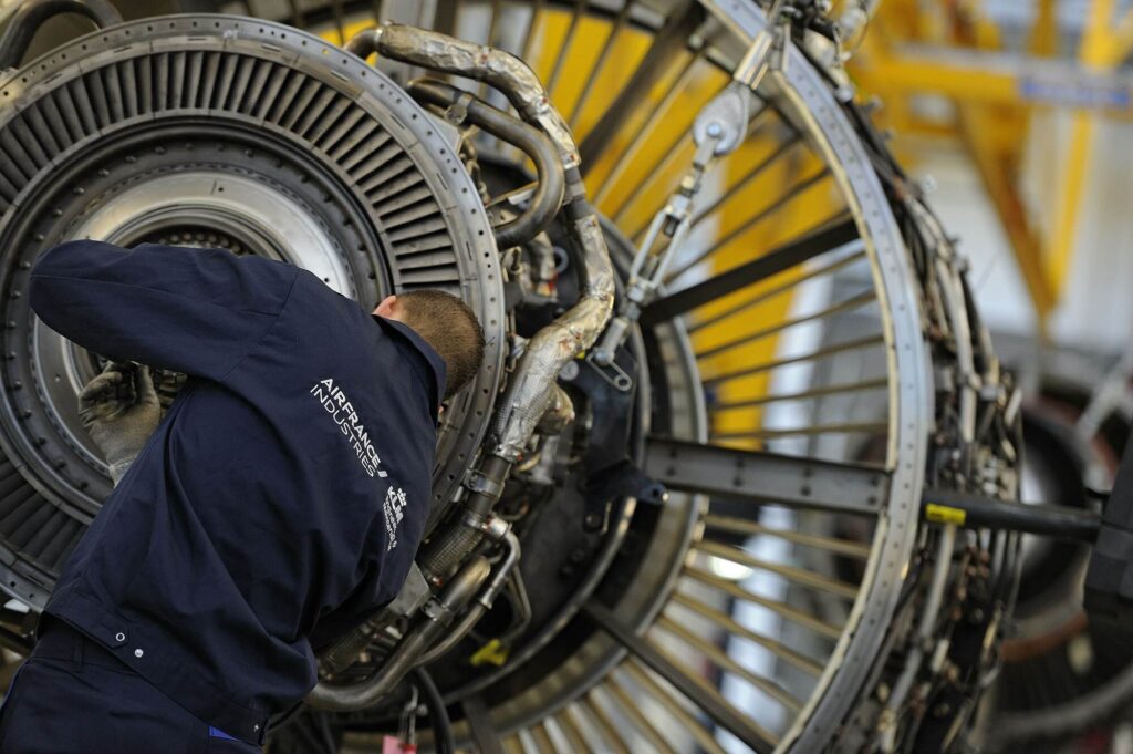 air france klm engine maintenancejpg air_france_klm_engine_maintenance.jpg