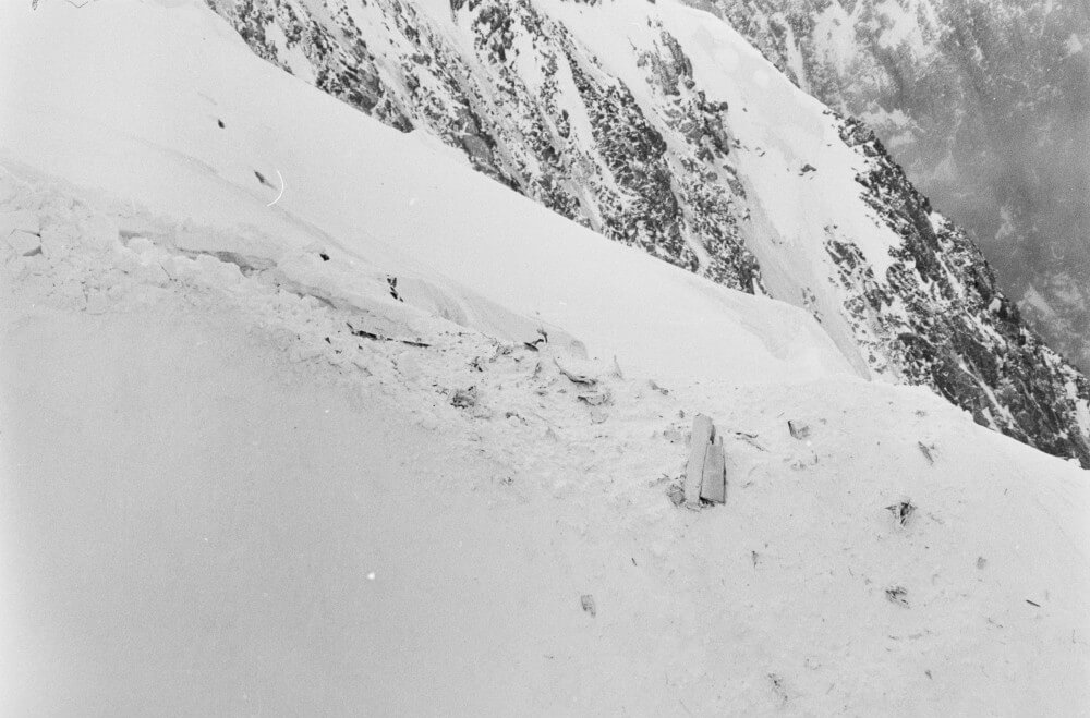 air india flight 101 vt dmn crashsitejpg air_india_flight_101_vt-dmn_crashsite.jpg