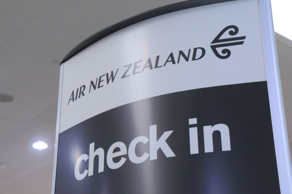 air_new_zealand_logo_at_aukland_airport_akl.jpg