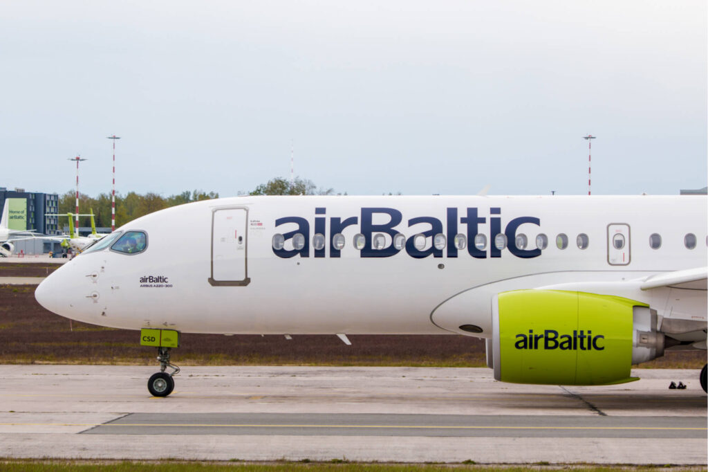 airbaltic_a220_in_riga.jpg