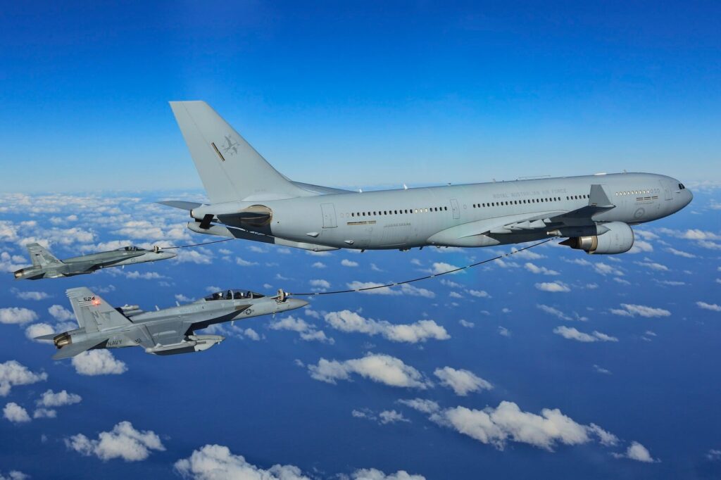 airbus_a330_mrtt_refuels_a_growler_and_a_hornet-1.jpg