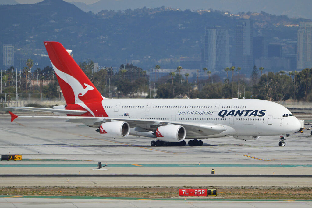 airbus_a380-842_vh-oqf_qantas_14205211751.jpg