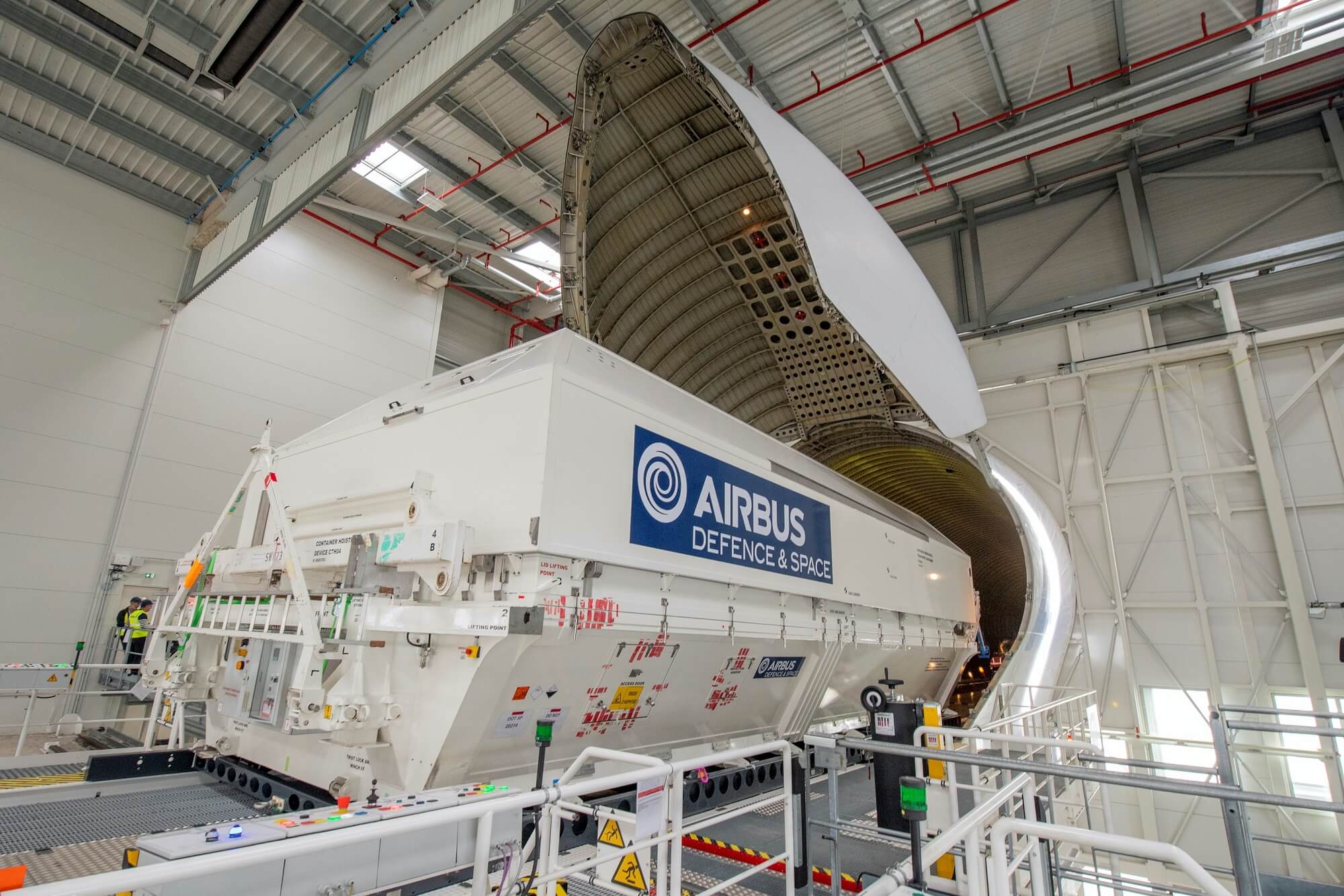Airbus Beluga brings Airbus satellite to Kennedy Space Center