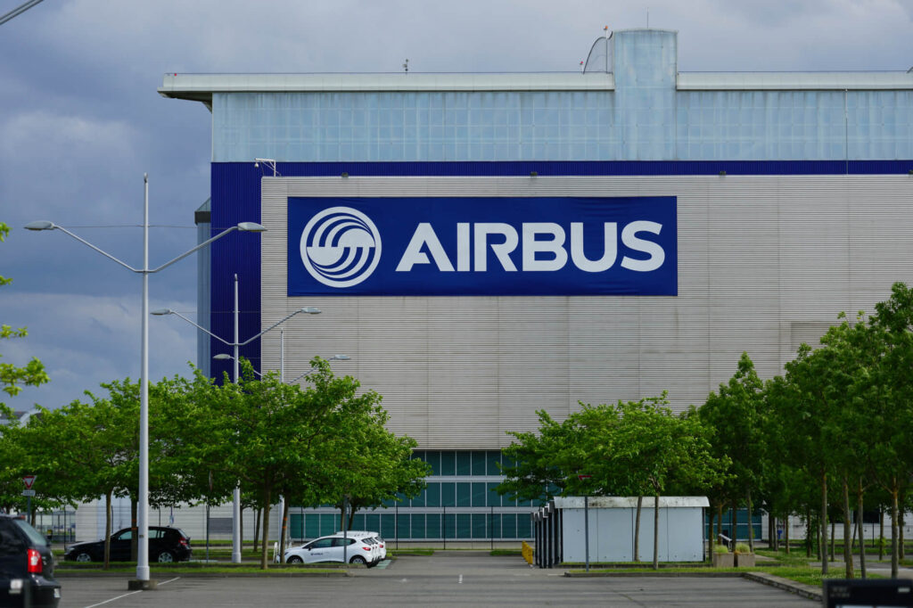 airbus_logo_at_the_airbus_factory_at_the_toulouse_blagnac-26.jpg