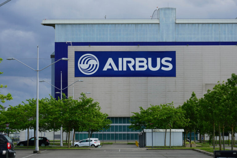 airbus_logo_at_the_airbus_factory_at_the_toulouse_blagnac-26.jpg