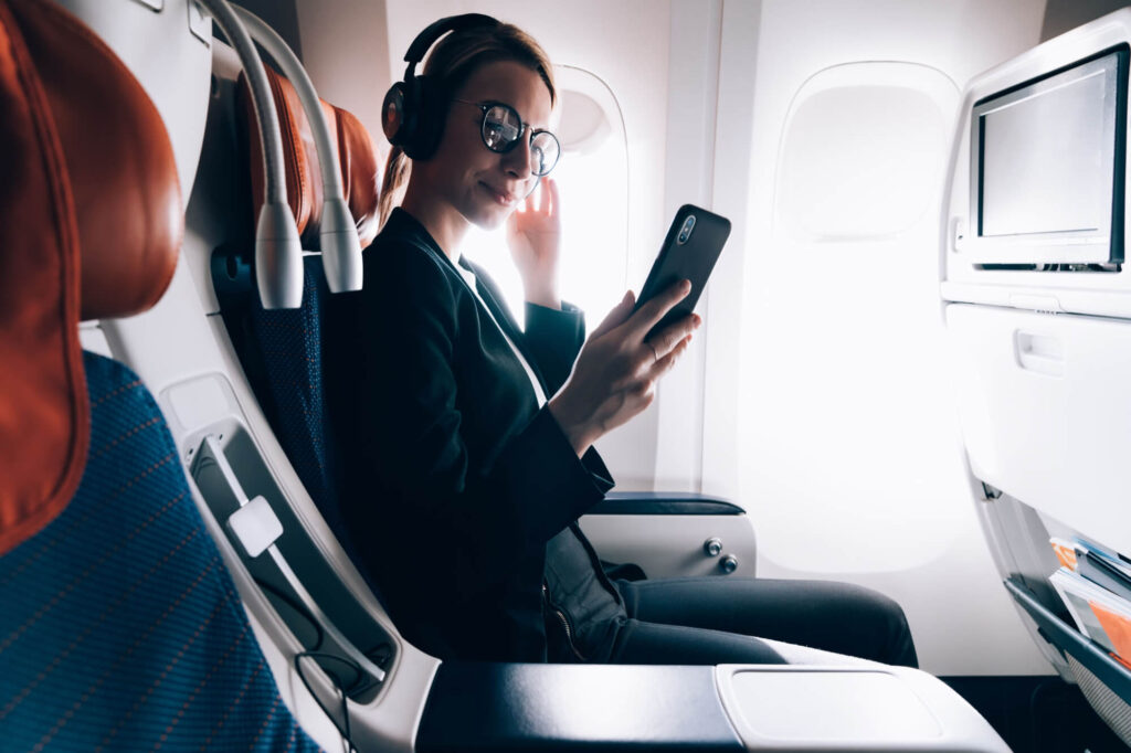 aircraft passenger using multiple electronic devicesjpg aircraft_passenger_using_multiple_electronic_devices.jpg