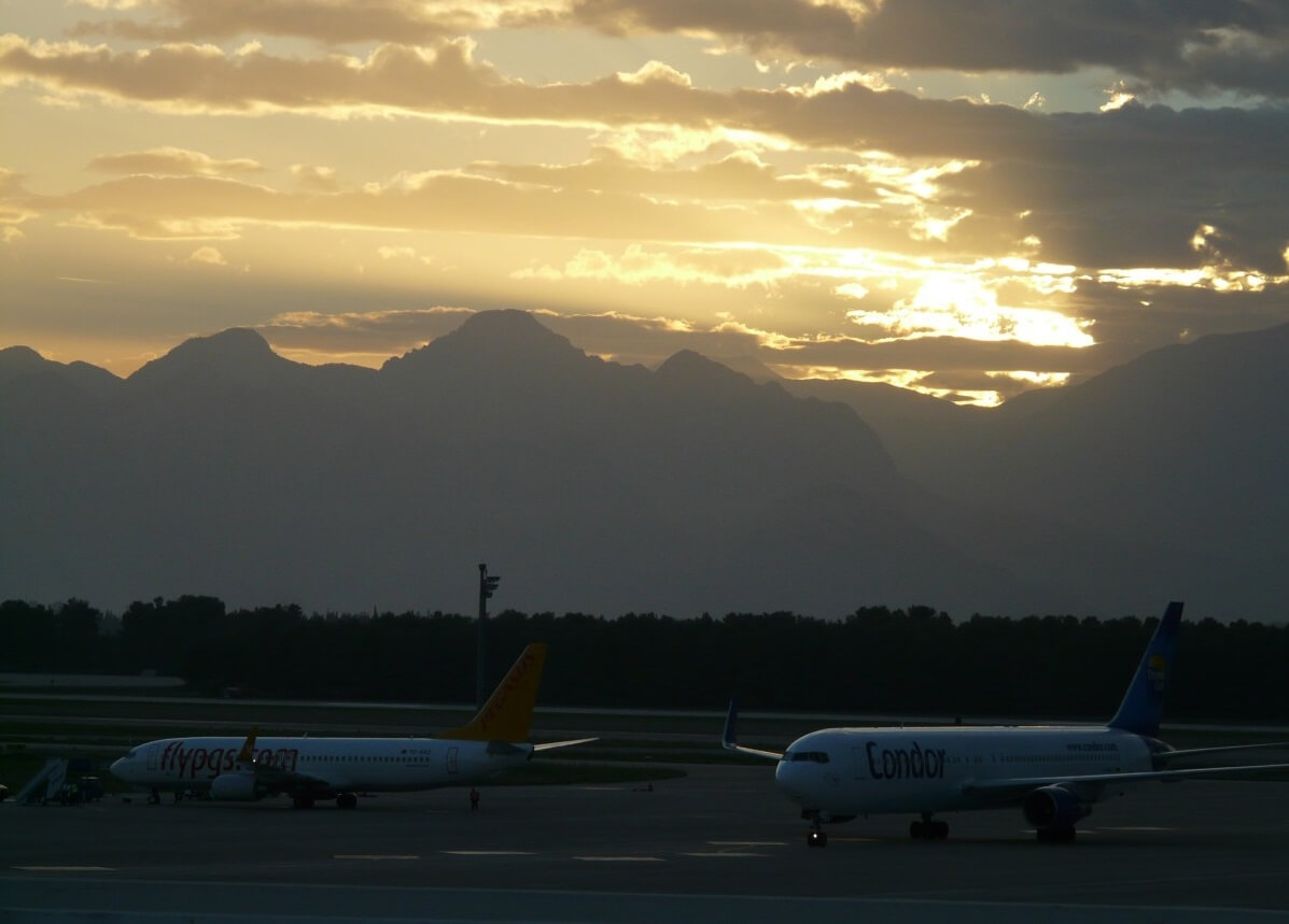 airport_aircraft_sunset_sun_clouds_gloomy_dark_mysterious-1139261.jpg