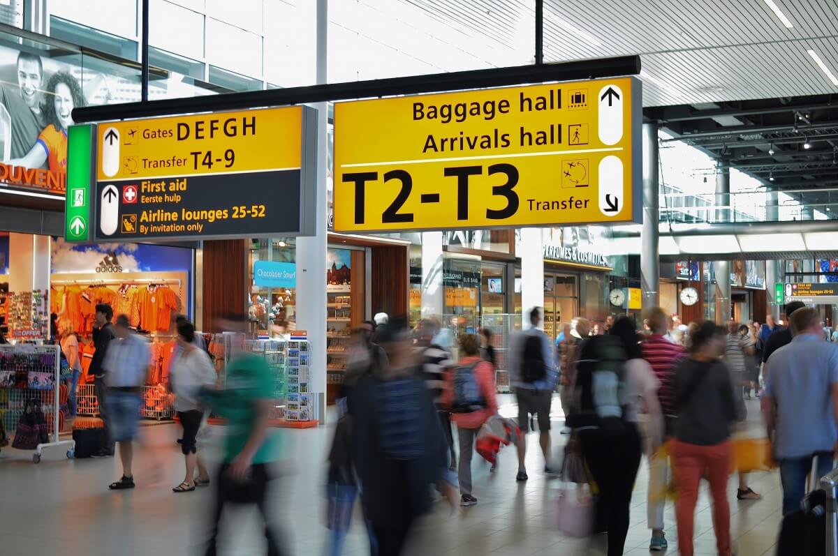 airport_amsterdam_arrival_blur_boarding_crowd_departure_directions-945073.jpg