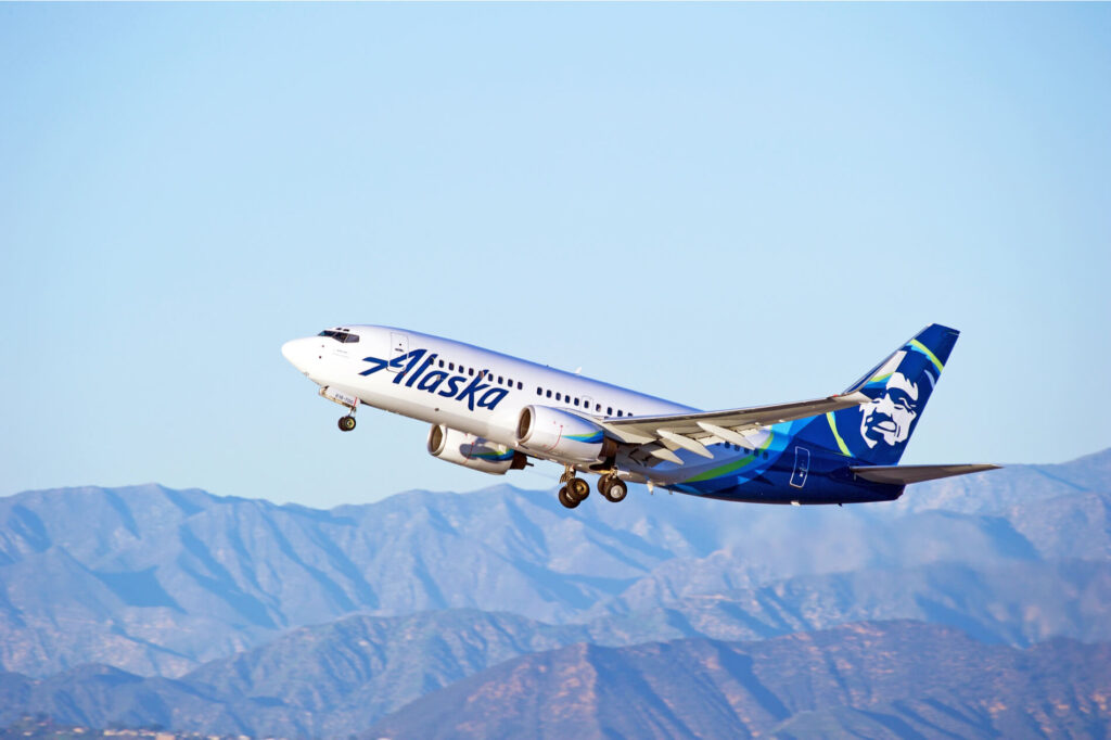 alaska_airlines_boeing_737-700_departing_los_angeles_international_airport_lax.jpg