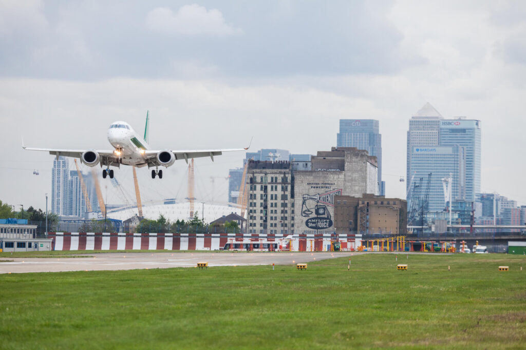 alitalia_embraer_e190_taking_off_from_london_city_airport_lcy.jpg