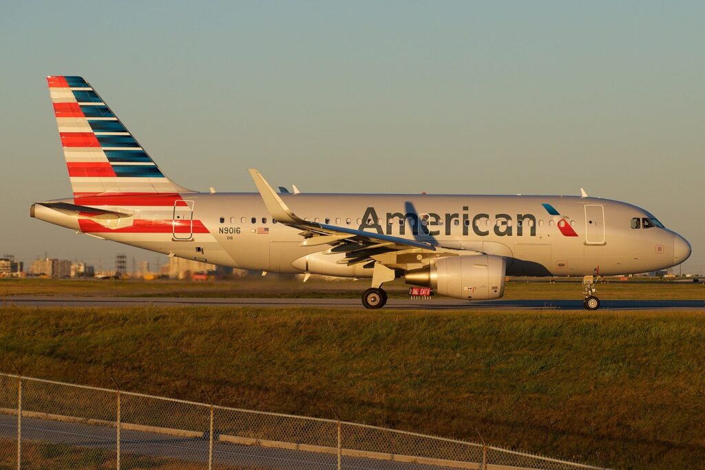 american_airlines_airbus_a319_at_sunset.jpg
