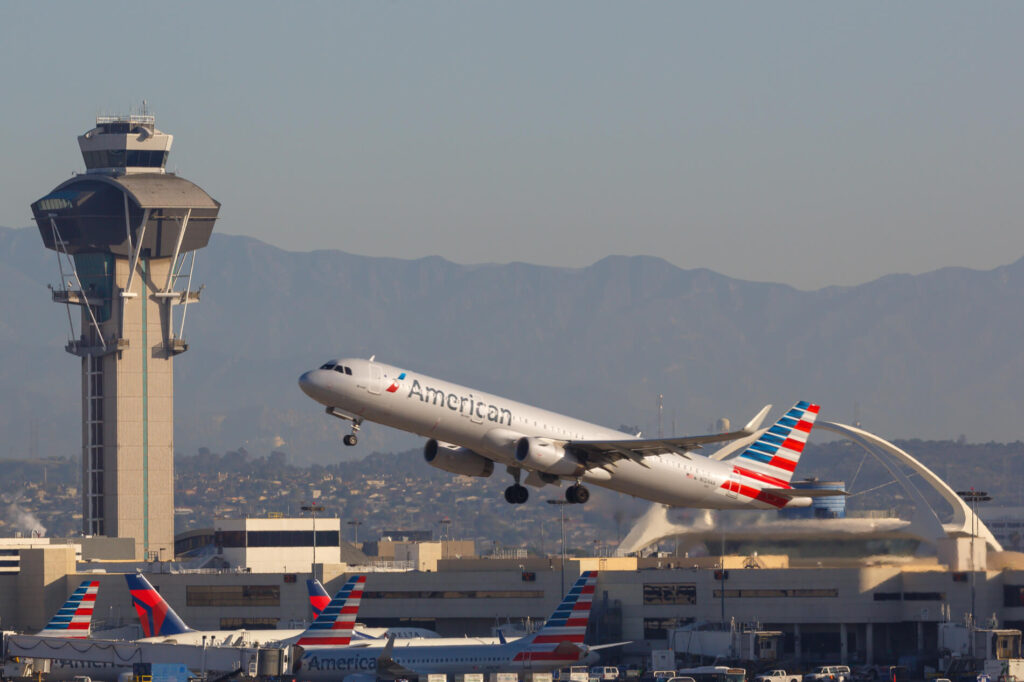 american_airlines_airbus_a321_at_los_angeles_airport_lax.jpg