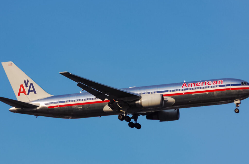 american_airlines_boeing_767_300er_landing_at_new_york_john_f_kennedy_international_airport_jfk.jpg