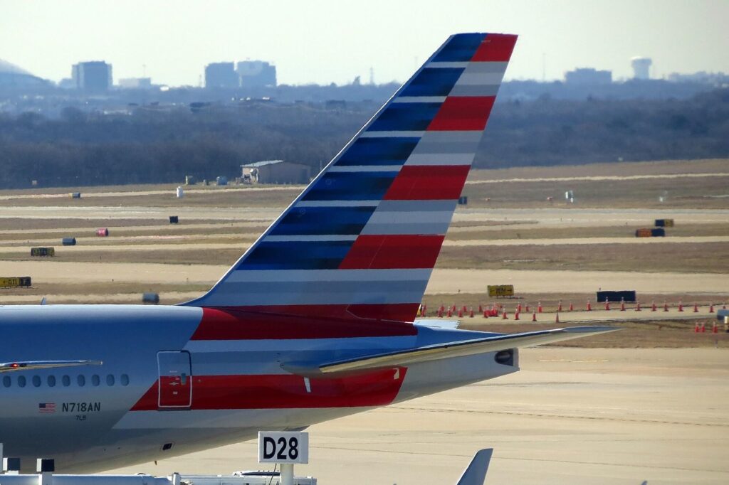 american_airlines_boeing_777-300_at_dallas_fort_worth_international_airport.jpg