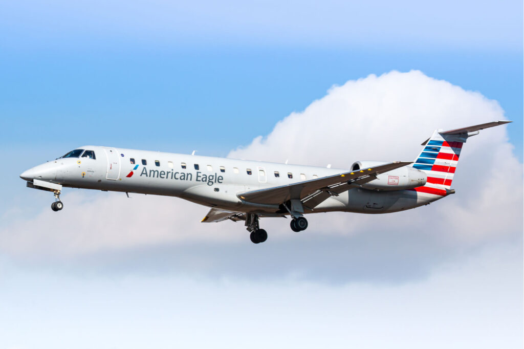 american_eagle_embraer_erj-145_at_jfk.jpg