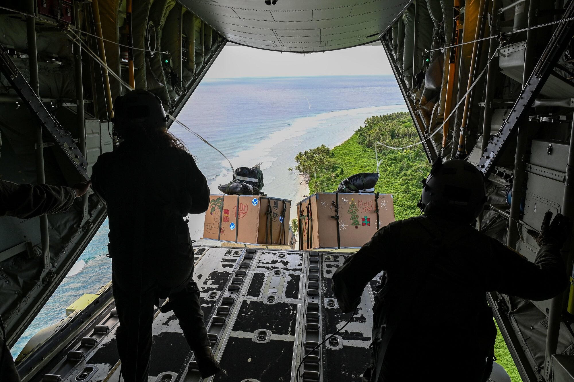 Airdrop Falling Operation Christmas Drop: when gifts fall from the sky - AeroTime