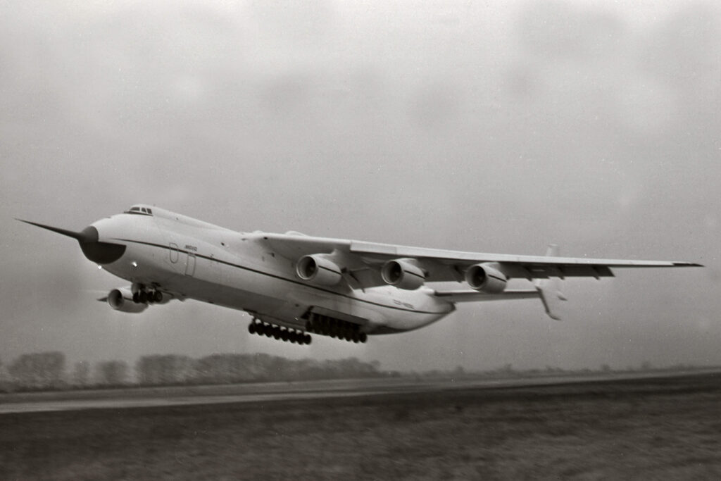 antonov an 225 taking off for the first timejpg antonov_an-225_taking_off_for_the_first_time.jpg