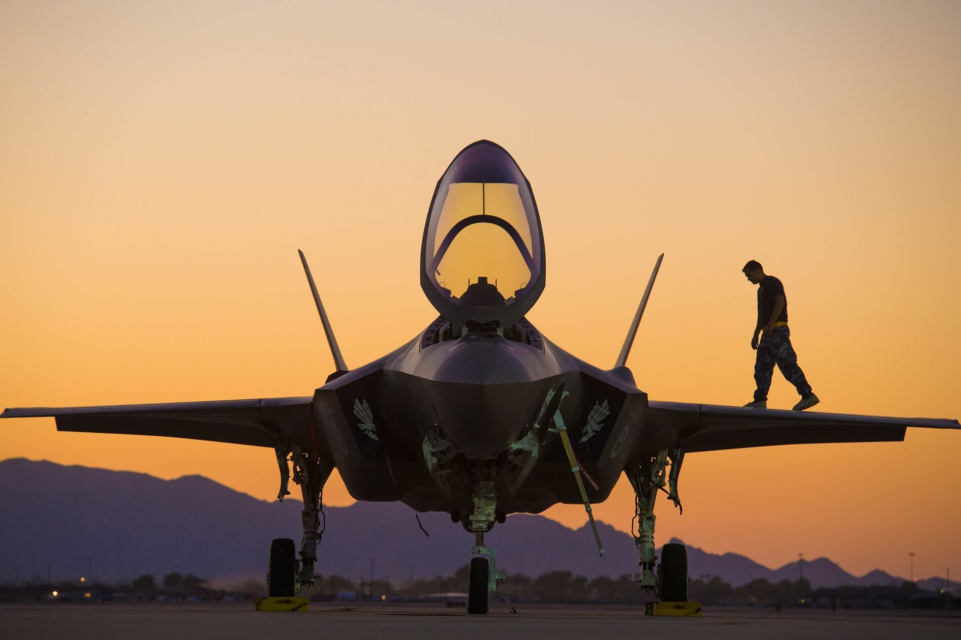 australian_airman_on_the_wing_of_a_f-35a.jpg