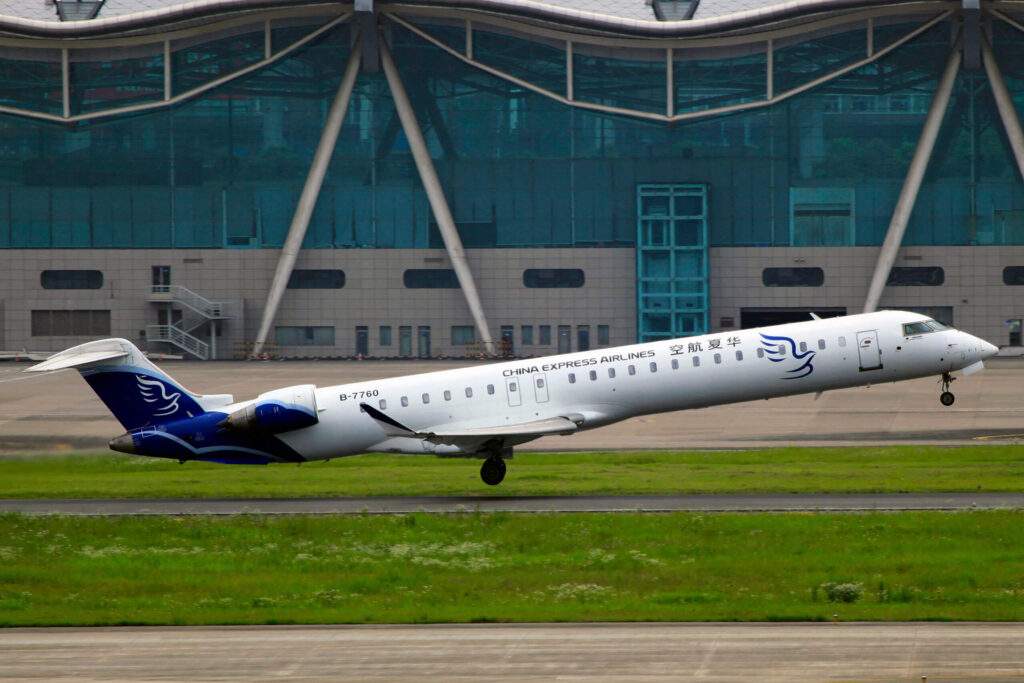 b-7760_-_china_express_airlines_-_crj-900_-_ckg_9837961964.jpg