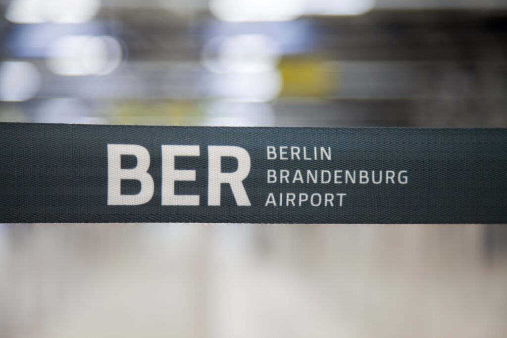 berlin_brandenburg_ber_signs_at_the_airport-2.jpg