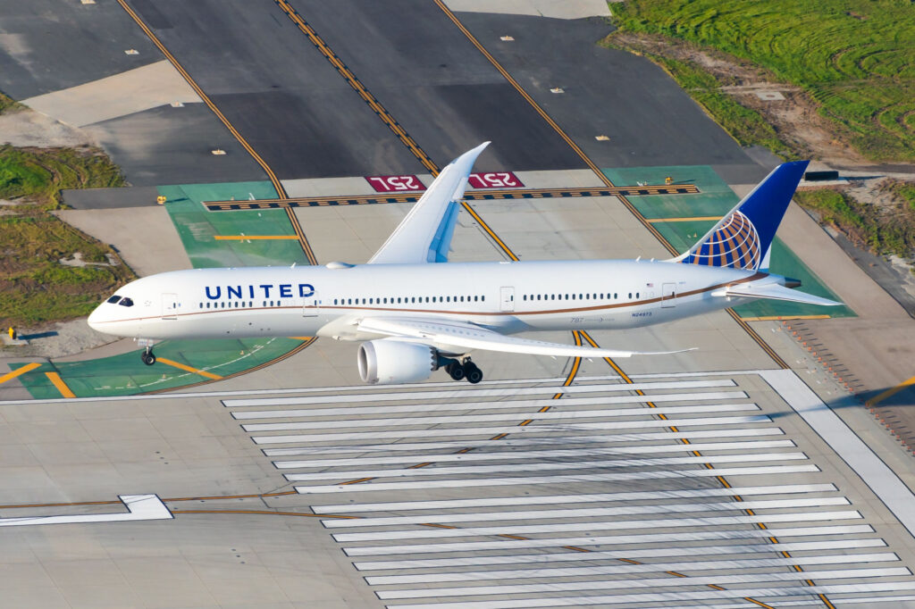 United Airline Boeing 787 Dreamliner on final approach LAX International Airport.