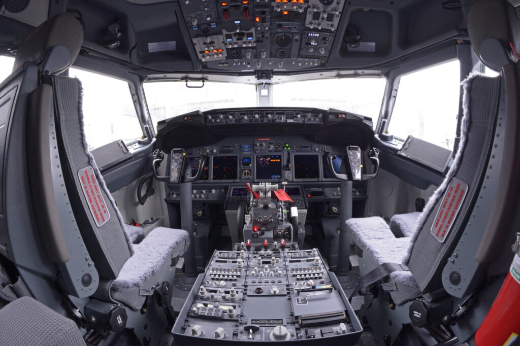 boeing_737-400_cockpit-7.jpg