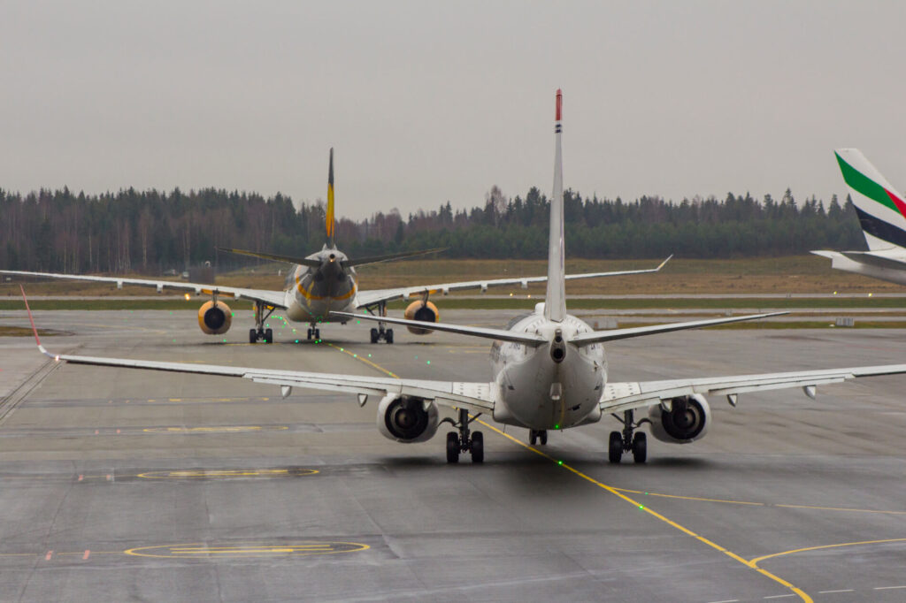 boeing 737 800 in oslo airport norwayjpg boeing_737-800_in_oslo_airport_norway.jpg