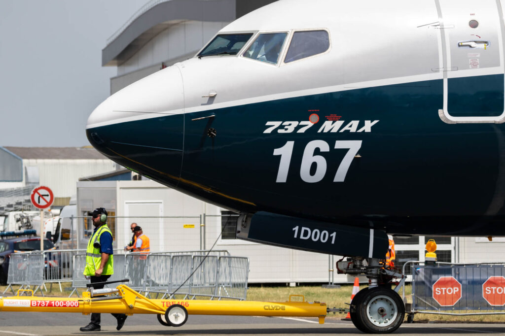 boeing 737 max towed to the runway 2jpg boeing_737_max_towed_to_the_runway-2.jpg