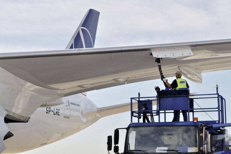 boeing_787_refueling.jpg