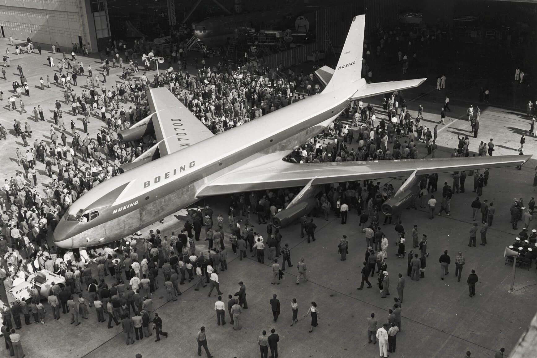 Первые пассажиры самолета. Boeing 367-80. Boeing пассажирские самолеты 50х. Первый пассажирский самолет. Старые самолеты.