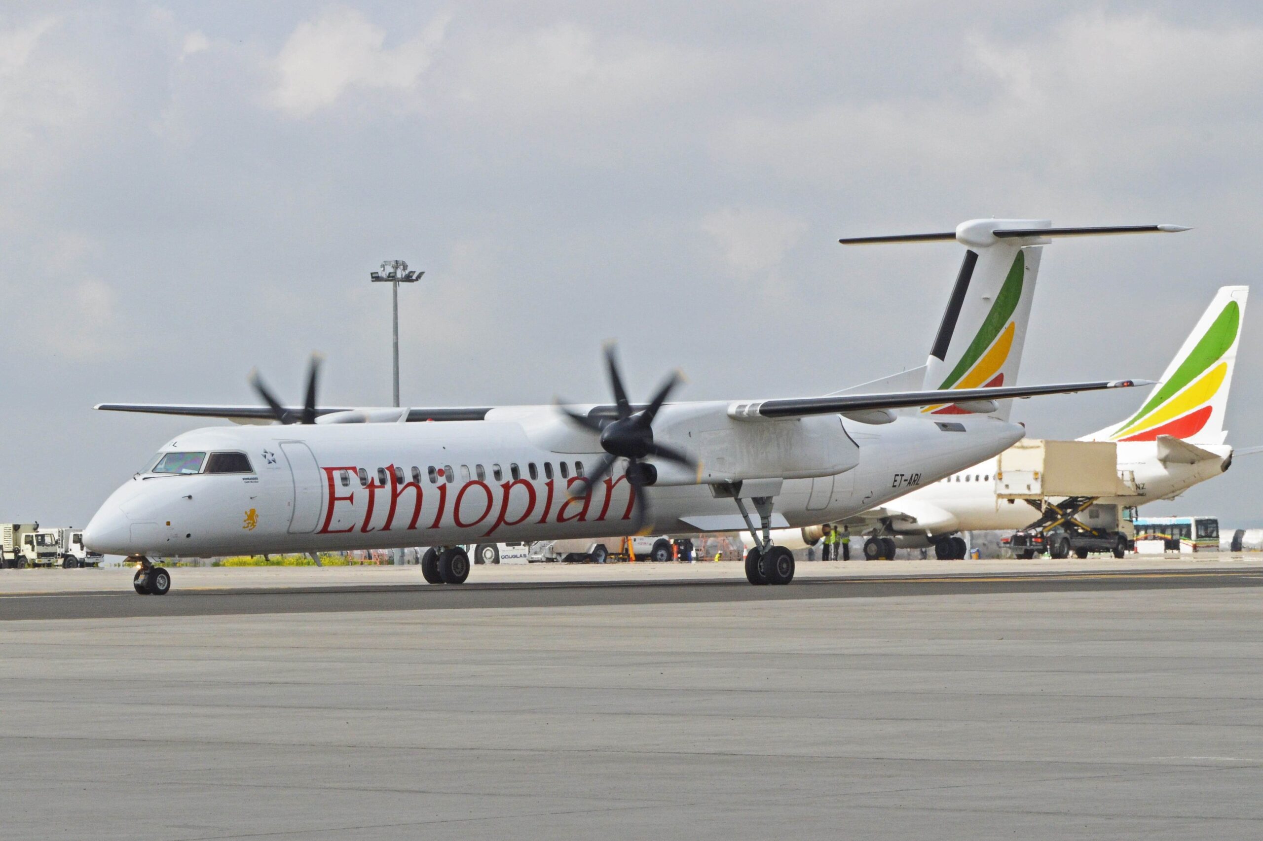 bombardier_dhc8-402_et-arl_ethiopian_airlines_1.jpg