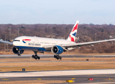 british_airways_boeing_777_landing_at_new_york_john_f_kennedy_international_airport_jfk.jpg
