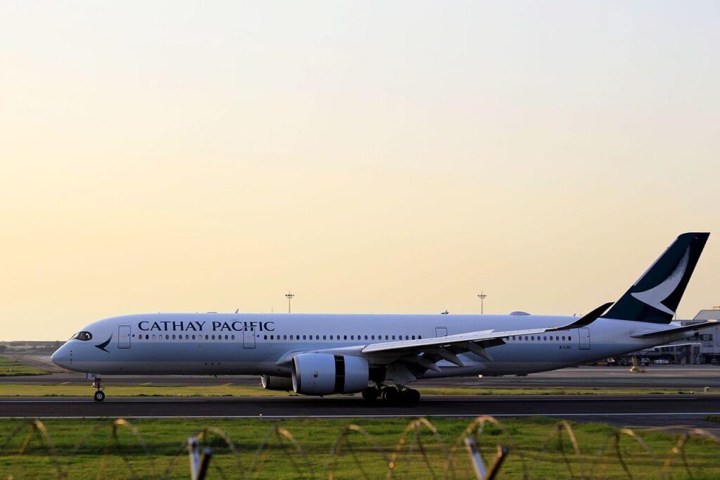 cathay_pacific_airbus_a350-941_b-lrc_29079358816-1.jpg