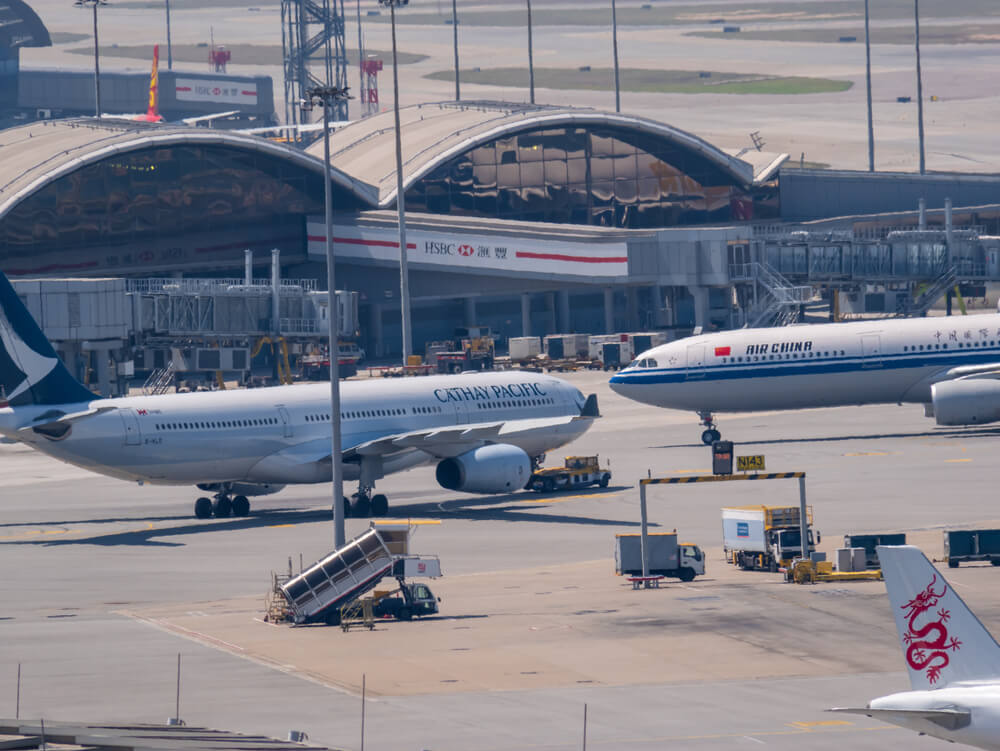 cathay pacific and air china aircraft at hong kong international airportjpg cathay_pacific_and_air_china_aircraft_at_hong_kong_international_airport.jpg