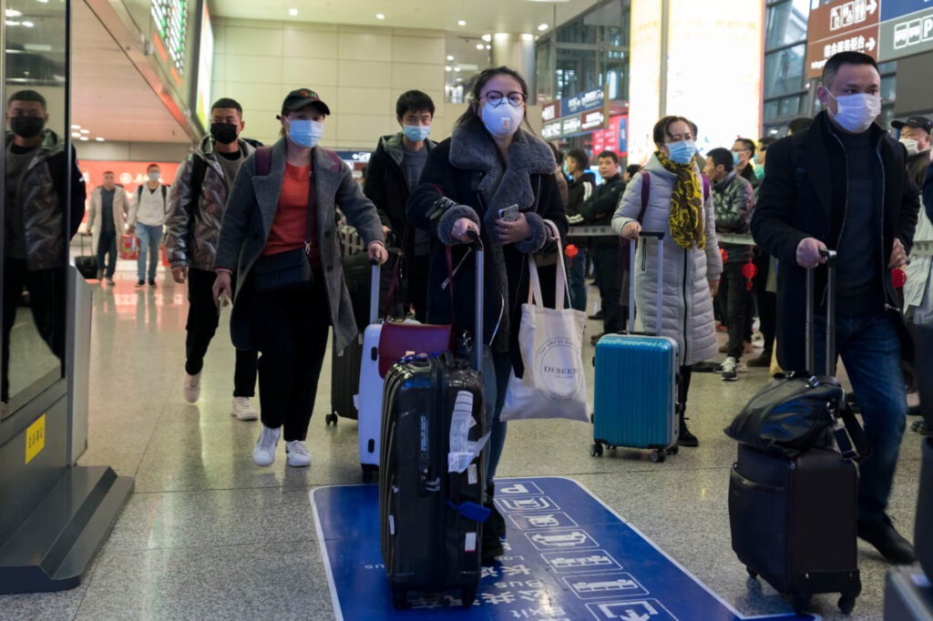 chinese_passengers_with_masks_in_airport.jpg